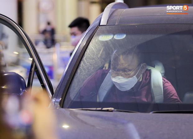 HLV Park Hang Seo vượt qua kiểm tra thân nhiệt tại sân bay Nội Bài-7