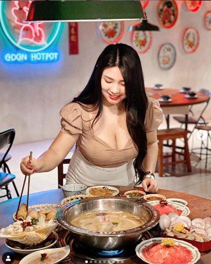 Không mặc nội y chụp ảnh review đồ ăn, vòng 1 của cô gái làm ai nhìn cũng ngộp thở-2