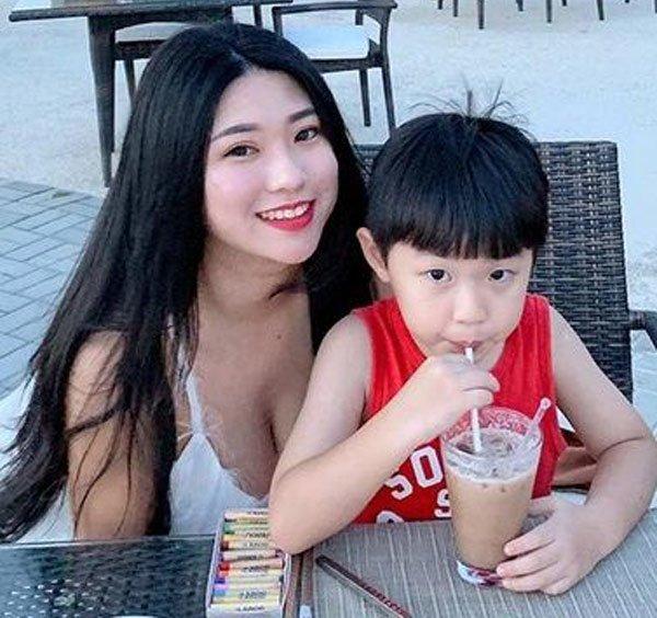 Không mặc nội y chụp ảnh review đồ ăn, vòng 1 của cô gái làm ai nhìn cũng ngộp thở-4