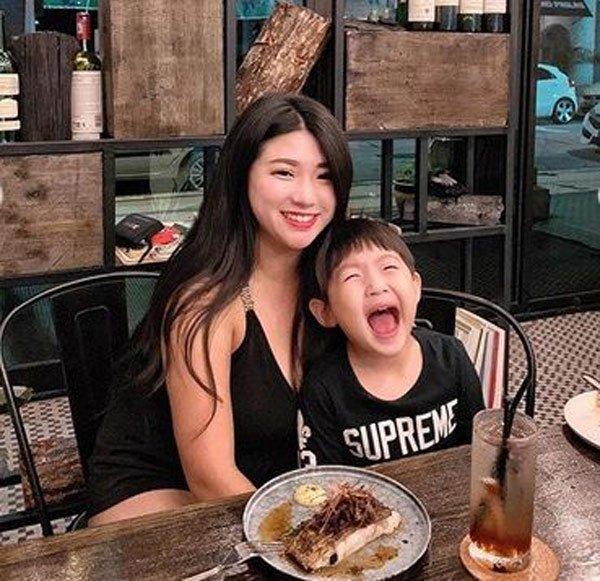 Không mặc nội y chụp ảnh review đồ ăn, vòng 1 của cô gái làm ai nhìn cũng ngộp thở-5