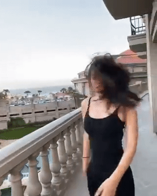 Hoa hậu Tiểu Vy nhận cái kết không thể đắng hơn khi catwalk trong gió lớn-1