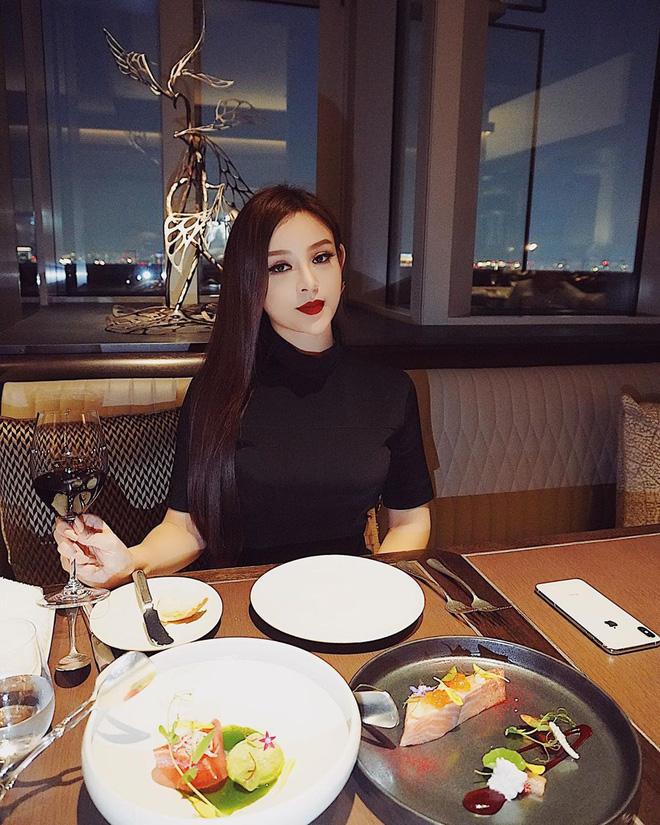 Hội gái xinh được nửa kia chiều như trứng: Du lịch nhiều hơn đi chợ, tặng cả tòa lâu đài 3,5 triệu đô cũng... thường thôi ấy mà-5