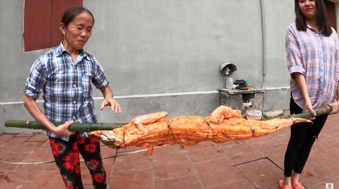 Bà Tân Vlog khoe làm món cá sấu khổng lồ nhưng con gái ruột lại chiếm sóng vì ngoại hình xinh đẹp-2