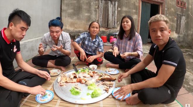 Bà Tân Vlog khoe làm món cá sấu khổng lồ nhưng con gái ruột lại chiếm sóng vì ngoại hình xinh đẹp-5