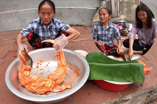 Bà Tân Vlog khoe làm món cá sấu khổng lồ nhưng con gái ruột lại chiếm sóng vì ngoại hình xinh đẹp