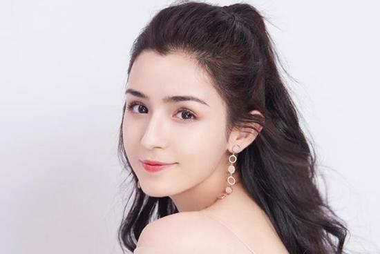 Nhan sắc mỹ nhân Tân Cương bị đồn lộ clip nóng với Huỳnh Hiểu Minh