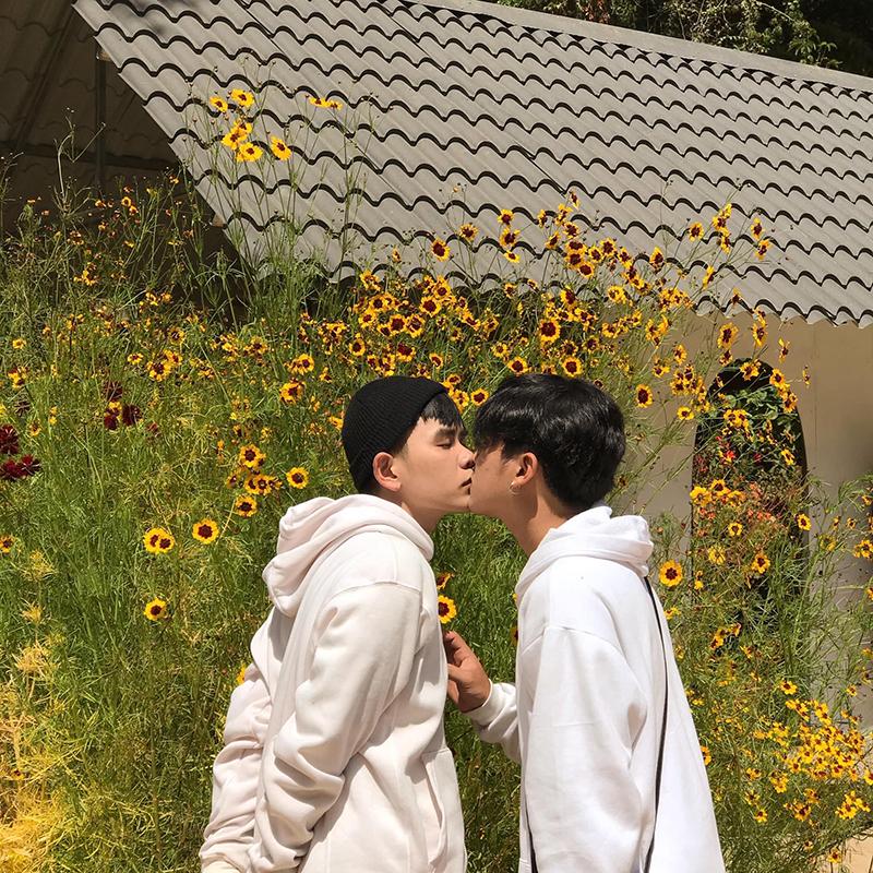 Yêu nhau từ cái nhìn đầu tiên, cặp LGBT nam khiến hội chị em ngẩn ngơ với màn cầu hôn ngọt đến lịm tim-6