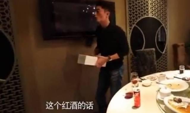 Lâm Tâm Như - Hoắc Kiến Hoa tranh thủ đi mua đồ giảm giá giữa mùa dịch đang hồi đỉnh điểm-6