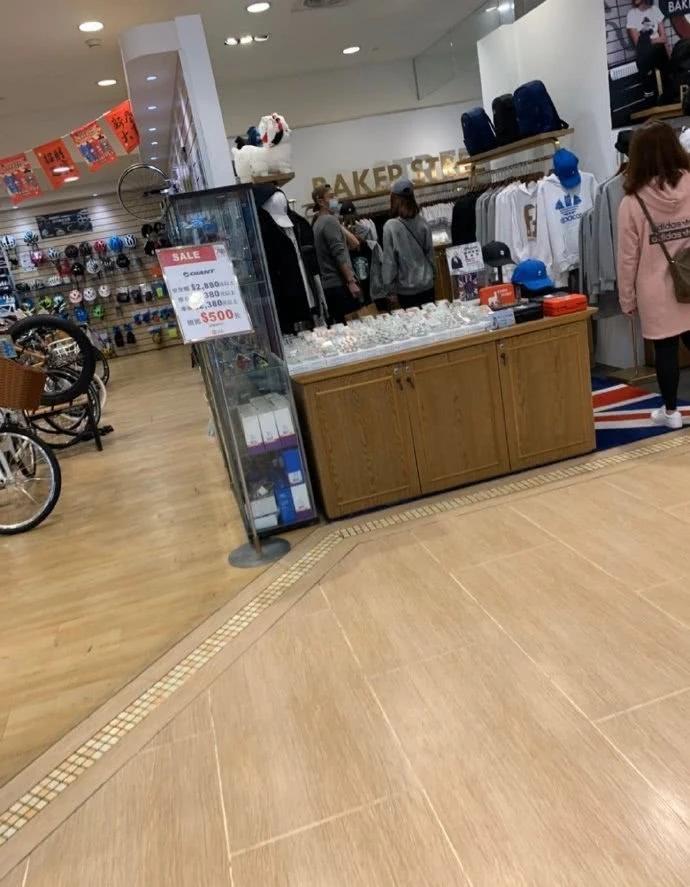 Lâm Tâm Như - Hoắc Kiến Hoa tranh thủ đi mua đồ giảm giá giữa mùa dịch đang hồi đỉnh điểm-2