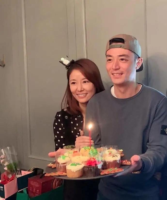 Lâm Tâm Như - Hoắc Kiến Hoa tranh thủ đi mua đồ giảm giá giữa mùa dịch đang hồi đỉnh điểm-4