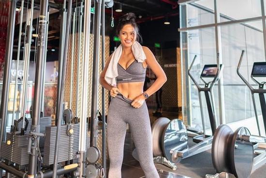 Tạm biệt bé mỡ, H'Hen Niê khiến fan trầm trồ với body cực phẩm cùng vòng 1 nở nang bất ngờ