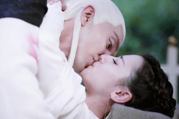 Địch Lệ Nhiệt Ba được khen khi đóng cảnh nóng trong Chẩm thượng thư-8