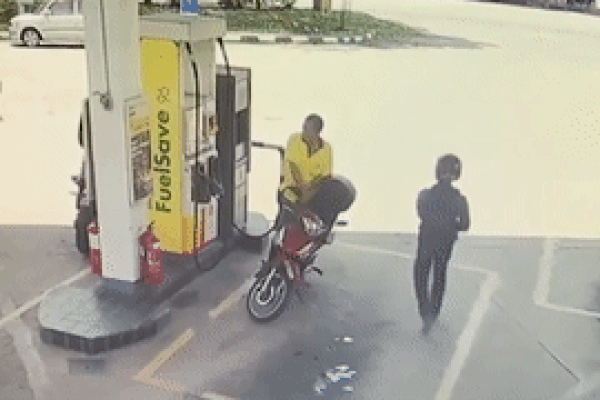 Kế hoạch táo tợn của 2 tên cướp rình mồi ở cửa ngân hàng-2