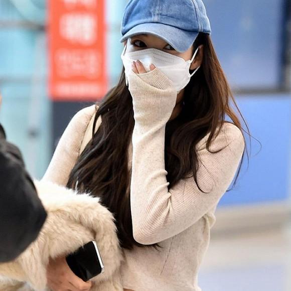 Thư ký Kim Park Min Young đeo khẩu trang kín mít nhưng vẫn gây chú ý vì lộ eo gợi cảm-1