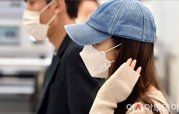 Thư ký Kim Park Min Young đeo khẩu trang kín mít nhưng vẫn gây chú ý vì lộ eo gợi cảm-3