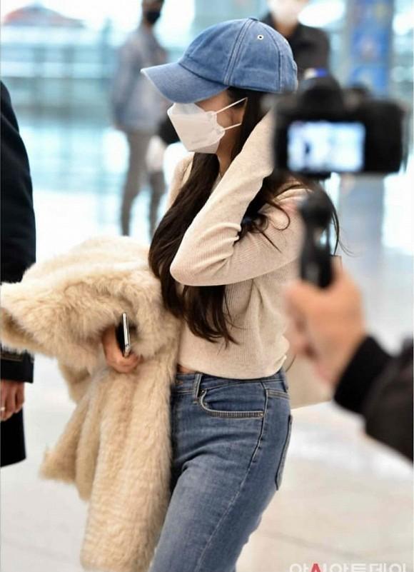 Thư ký Kim Park Min Young đeo khẩu trang kín mít nhưng vẫn gây chú ý vì lộ eo gợi cảm-4