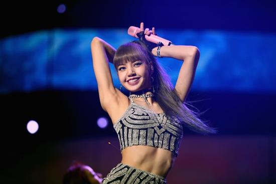 Lisa (Black Pink) cởi phăng áo, nhảy sexy trên sân khấu