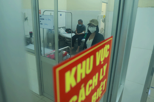 Vụ 80 người từ 'tâm dịch' Daegu đến Đà Nẵng: 1 nam thanh niên bị sốt, 20 khách Hàn Quốc tạm chấp nhận cách ly tại bệnh viện