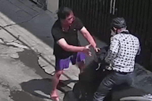 Clip: Đi trộm cây vặn nhầm tay ga bị ngã sấp mặt, cô gái vẫn mặt dày quay lại làm liều-2