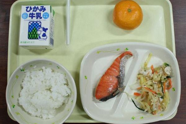 Nhân viên nhiễm Covid-19 chia đồ ăn cho gần 200 học sinh Nhật Bản-1