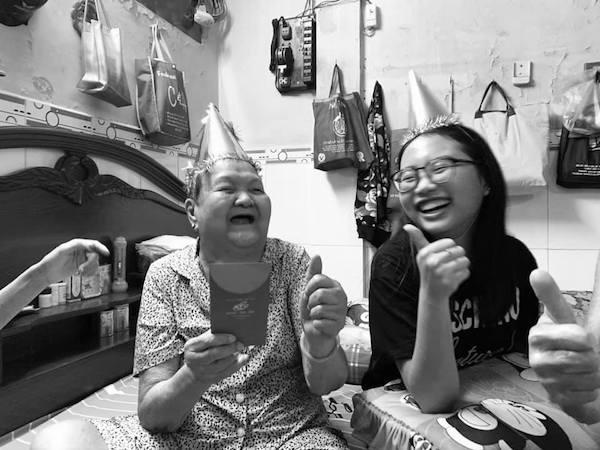 Xúc động hình ảnh ông ngoại Phương Mỹ Chi ngồi khóc trước di ảnh vợ: Tôi nhớ bà lắm-1