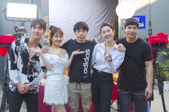 Nhã Phương liên tục khiến fan lo lắng vì đôi chân tong teo, khẳng khiu-6