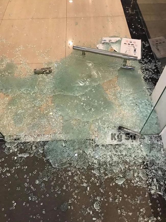 Sếp bị vợ lao đến cơ quan đập tan cửa kính lôi về, ai cũng tưởng vì ghen nhưng sự thật ngã ngửa...-1