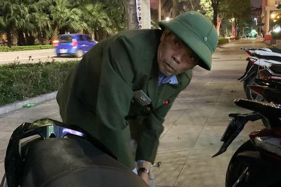 Ông lão bảo vệ bất lực nhìn trộm lấy chiếc SH