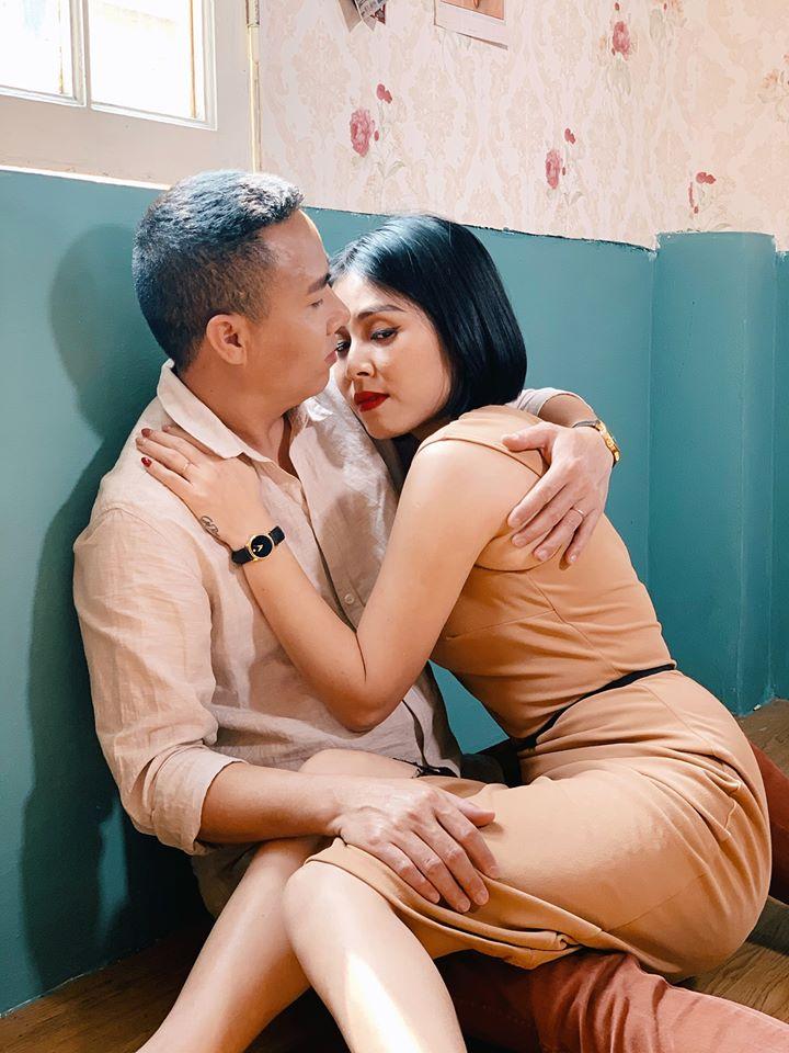 Tròn 2 năm ngày lừa nhau chui đầu vào rọ, MC Hoàng Linh tung loạt ảnh cực nóng bên chồng-2