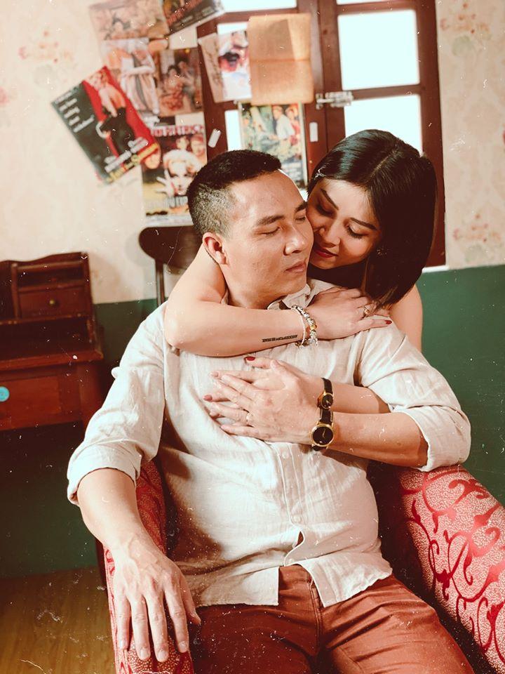 Tròn 2 năm ngày lừa nhau chui đầu vào rọ, MC Hoàng Linh tung loạt ảnh cực nóng bên chồng-5