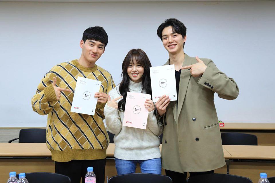 Kim So Hyun, Song Kang và Jung Ga Ram trong buổi đọc kịch bản phần hai của phim "Cảnh báo tình yêu". Tuy nhiên hiện tại khó có thể nói thời gian quay chính xác vào lúc nào.