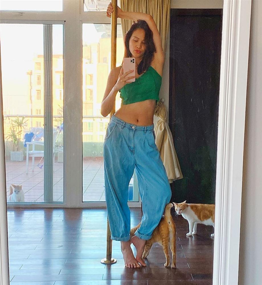 Sinh con được 3 tháng, MC Phương Mai múa cột với tạo dáng khiến mẹ bỉm sữa chóng mặt-1