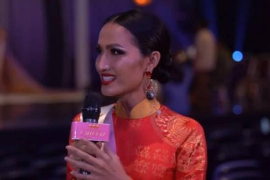 Hoài Sa ấp úng ứng xử tiếng Anh