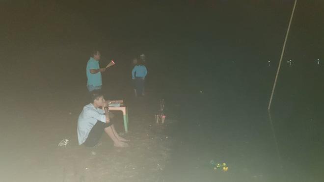 Ghe chở 10 người vượt sông đi cúng đầu năm bị chìm, đã vớt được 3 thi thể, còn 3 người mất tích-6