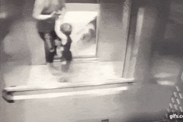 Clip: Con chó pitbull lừng lững lao vào thang máy tấn công em bé 18 tháng, bảo mẫu không kịp trở tay