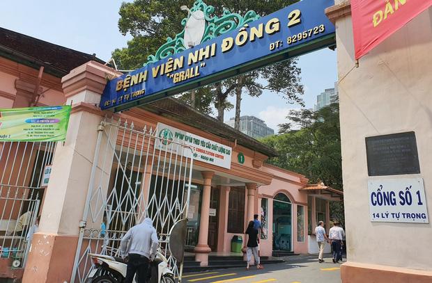 Vụ bé trai 6 tuổi bị dì ruột thiêu sống: Bà ngoại nhận tiền từ thiện rồi bất ngờ bỏ về quê, người mẹ nói gì?-1