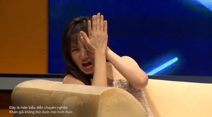 Dùng yết hầu nâng người nặng cả tạ, chàng trai làm ai nhìn cũng rùng mình vì quá nguy hiểm-1