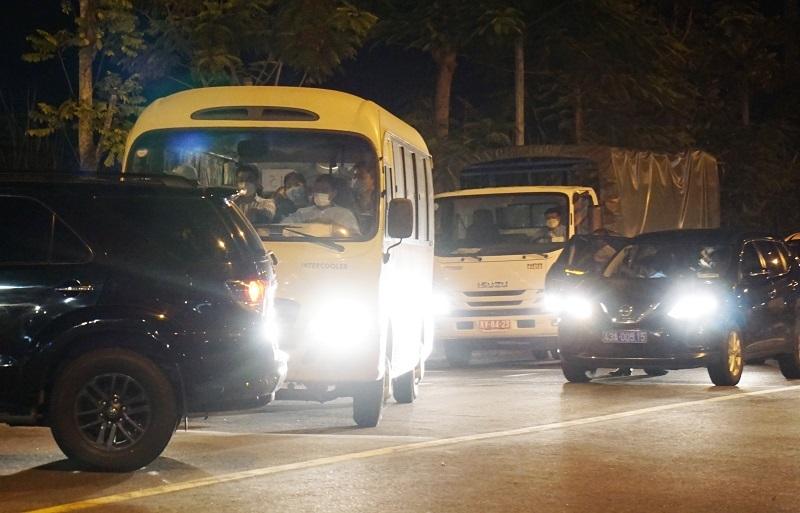18 khách Hàn Quốc ra sân bay về nước lúc nửa đêm, 2 người xin ở lại-1