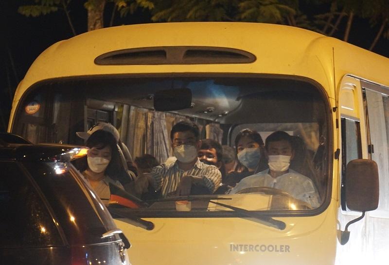 18 khách Hàn Quốc ra sân bay về nước lúc nửa đêm, 2 người xin ở lại-2