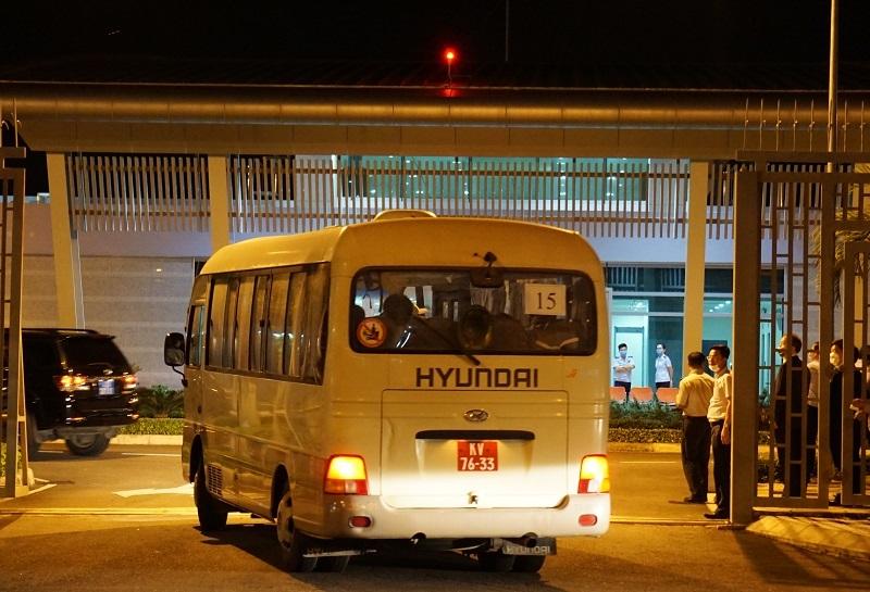18 khách Hàn Quốc ra sân bay về nước lúc nửa đêm, 2 người xin ở lại-4