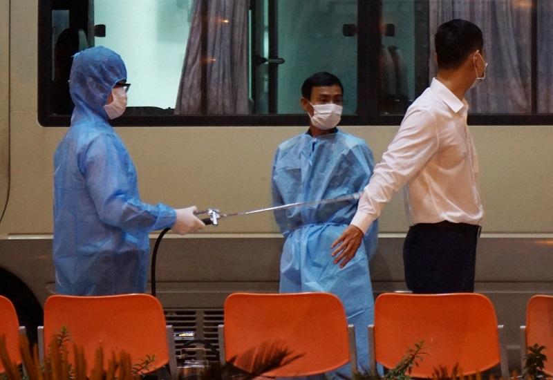 18 khách Hàn Quốc ra sân bay về nước lúc nửa đêm, 2 người xin ở lại-5