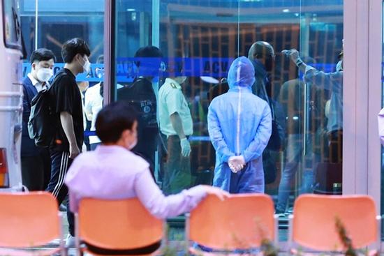 18 khách Hàn Quốc ra sân bay về nước lúc nửa đêm, 2 người xin ở lại