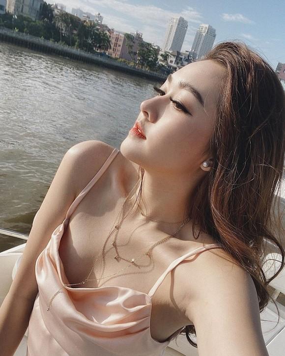 Hơn nửa năm sau đăng quang, Á hậu Tường San ngày càng chuộng style gợi cảm-2