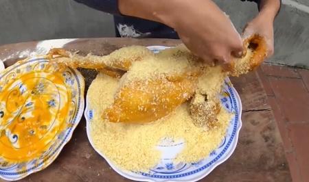 CHỨNG NÀO TẬT NẤY: Con trai bà Tân Vlog khiến người nhìn phát ghê khi dùng tay trần sờ mó đồ ăn-6