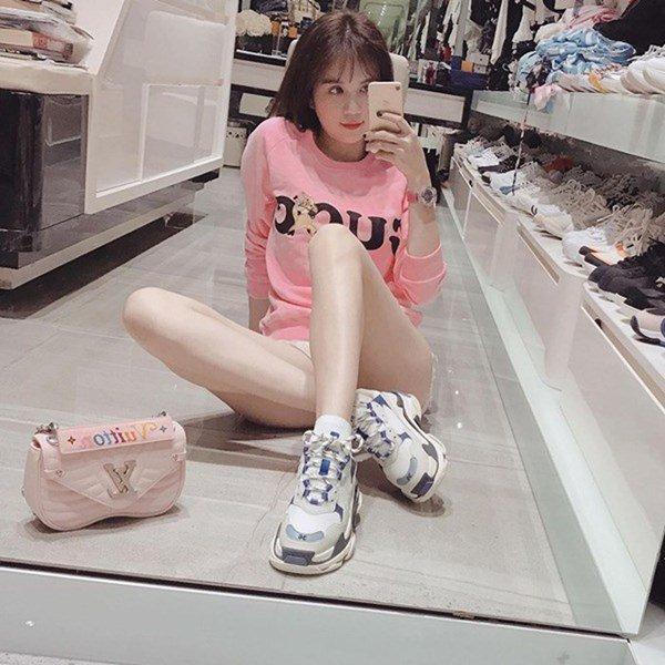 Người đẹp Việt công khai dựa đại gia: Xe sang, hàng hiệu, xây nhà to nhất xã cho bố mẹ-2