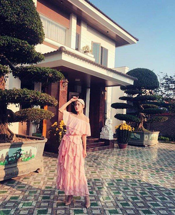 Người đẹp Việt công khai dựa đại gia: Xe sang, hàng hiệu, xây nhà to nhất xã cho bố mẹ-7