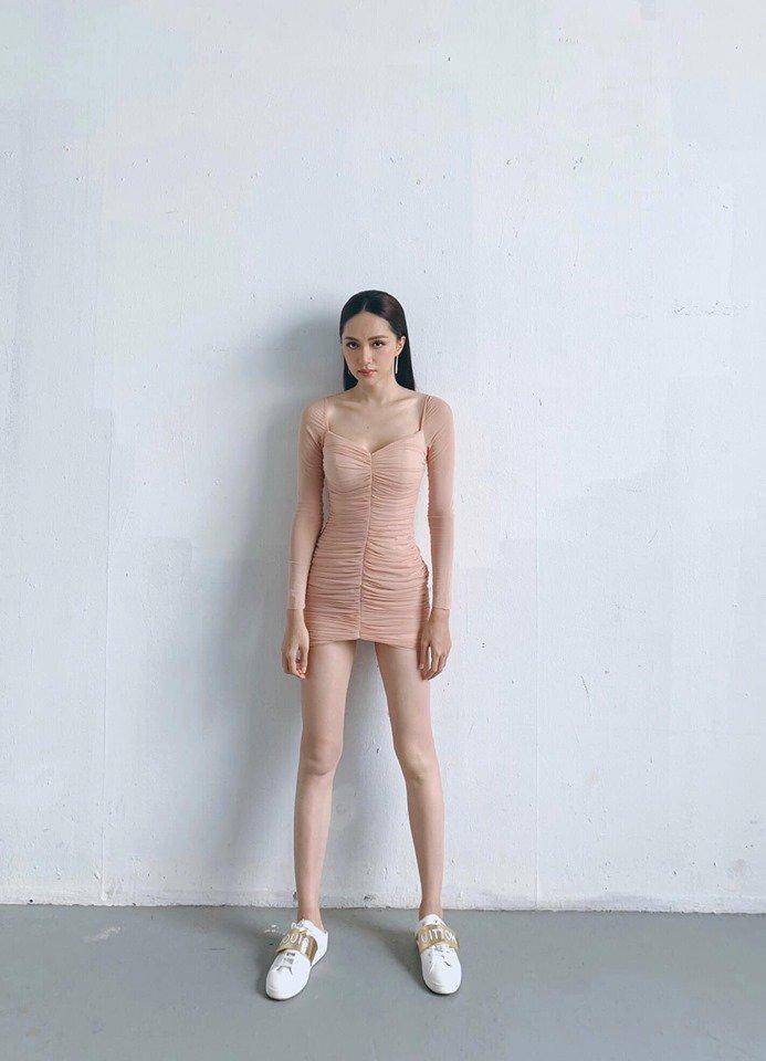 Thiếu photoshop, đôi chân của Hương Giang lộ nguyên hình... que củi-7