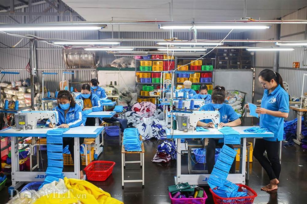 Covid-19: Chủ xưởng áo mưa chuyển sang may khẩu trang phát miễn phí-1