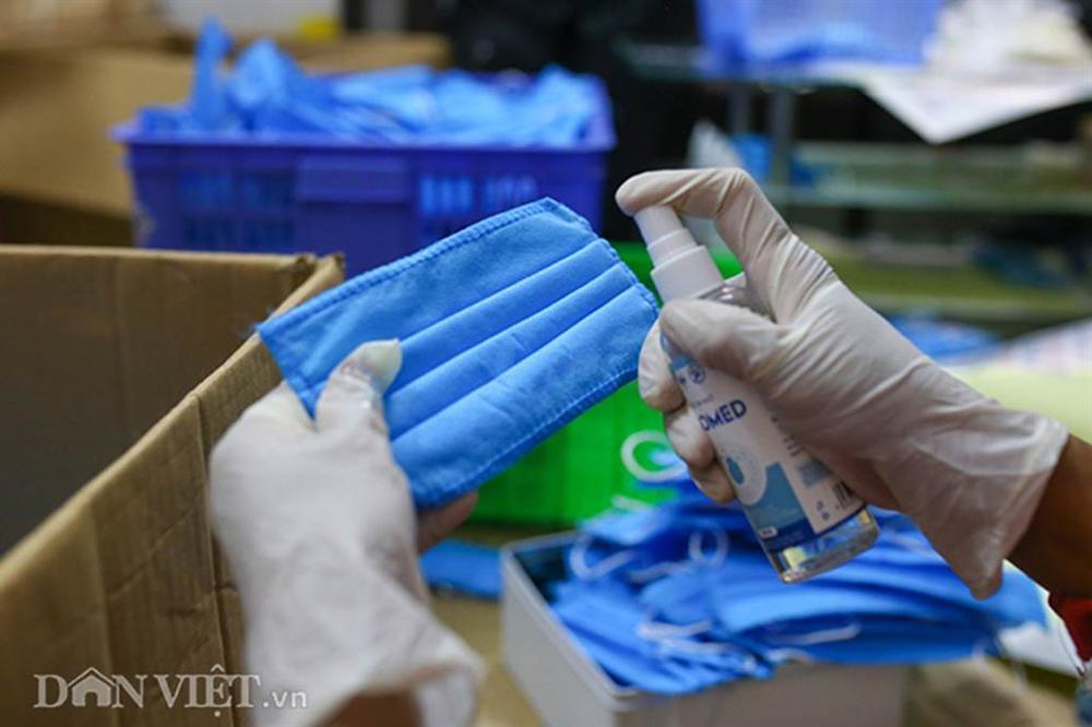 Covid-19: Chủ xưởng áo mưa chuyển sang may khẩu trang phát miễn phí-9
