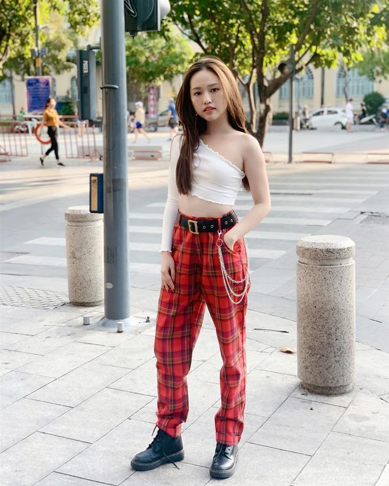 STREET STYLE: Thúy Vi lên đồ như dancer - Chi Pu khoe vòng 1 căng đét-1